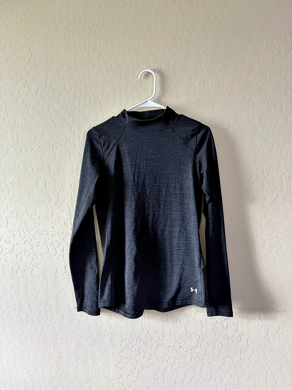 Under Armour Long Sleeve Athletic Shirt in Black Like New